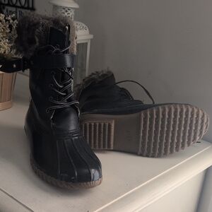 Stylish Black Boots with Fur Lining